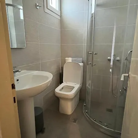 Artemis Hotel *