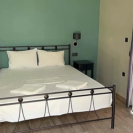Artemis Hotel *